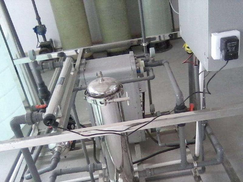 EDI系統(tǒng)是在壓力作用下，水透過(guò)反滲透膜成為純水